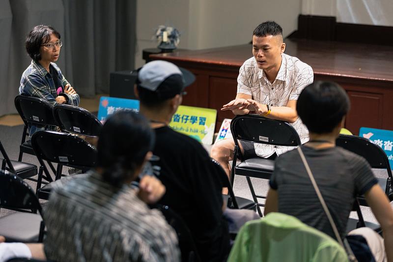 阿華師分享自己如何把台語「學倒轉來」。