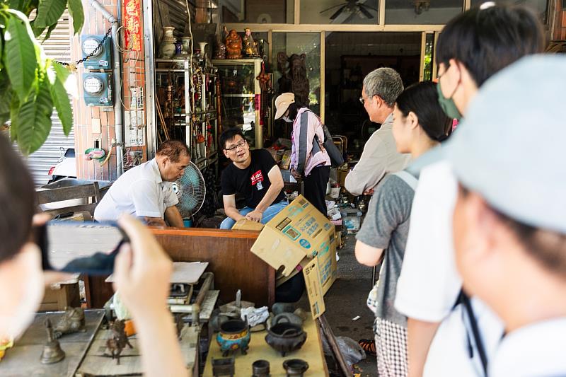 鄭順聰老師「製作台文曆日-桃城365頭一步」。