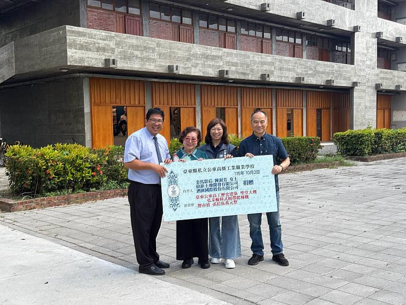 跨界善心捐贈輪椅式履帶爬梯機 公東教堂無障礙再升級