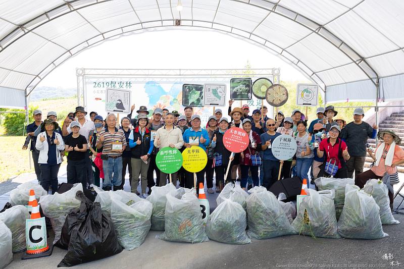 80人揮汗除蔓153公斤，花蓮「綠癌退散．森呼吸」守護原生植被。