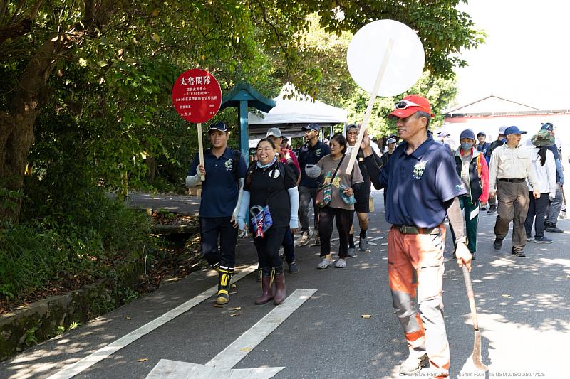 林業及自然保育署花蓮分署2日在吉安鄉光華運動公園舉辦115年度「綠癌退散.森呼吸」小花蔓澤蘭防治活動。