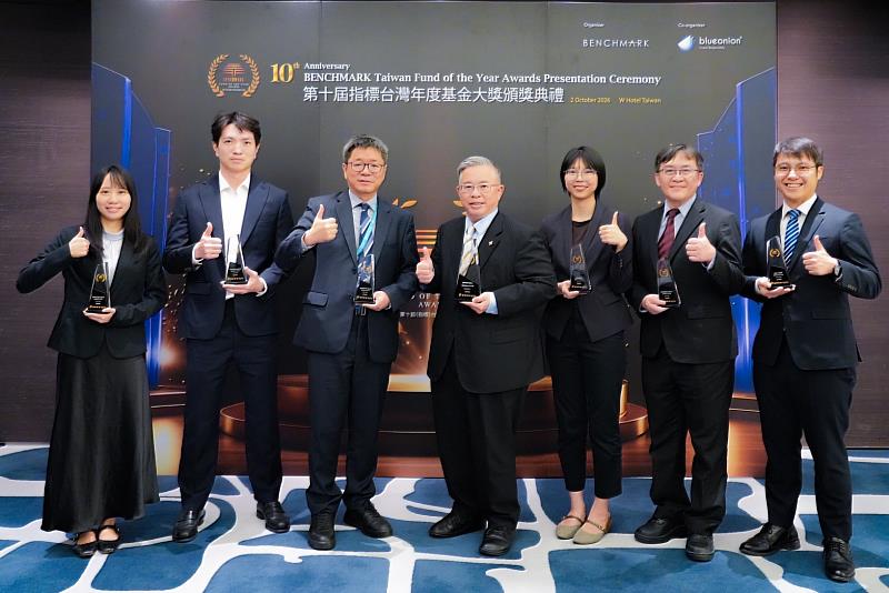 富邦投信橫掃指標台灣年度基金17項獎項，富邦投信董事長黃昭棠（左4），與總經理呂其倫（左3）帶領團隊共同出席領獎。