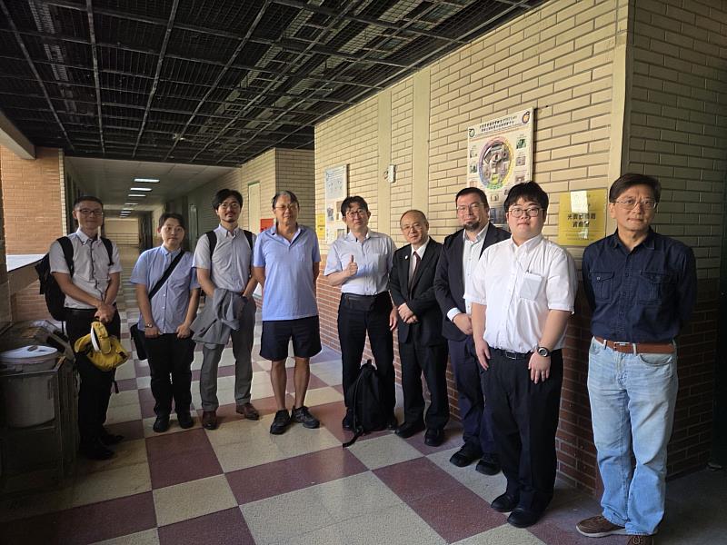 兩校教師於實驗室參訪期間進行交流,並於參訪後合影留念。