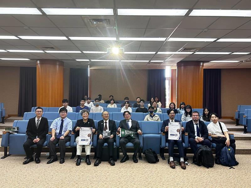 「專題演講」圓滿結束,兩校師生合影留念。