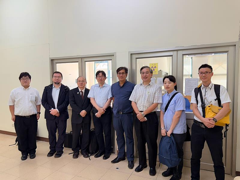 JAIST代表團參訪東華大學相關實驗室後,與東華教師合影留念。
