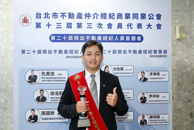 信義房屋古亭店專案經理李聿皓,從初入行時連按門鈴、打電話都感到壓力,到如今以真誠服務成為深受客戶信賴的房仲人員。