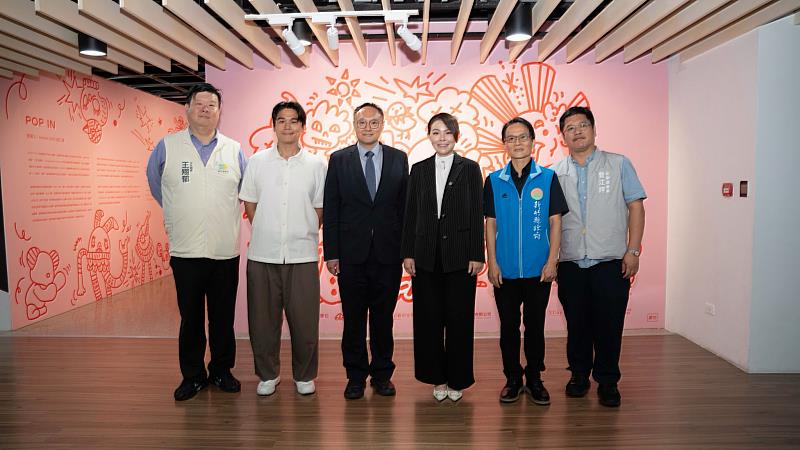 市長高虹安參訪241藝術空間與同行貴賓合影。