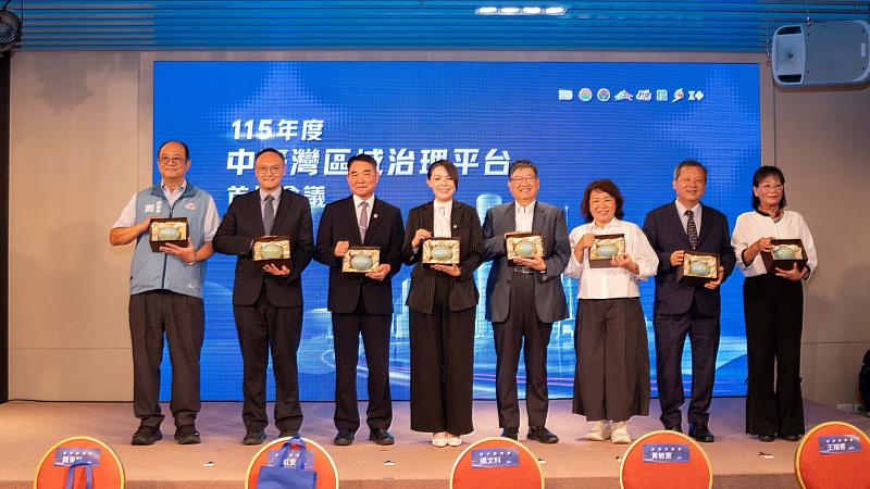 贈紀念品合影。