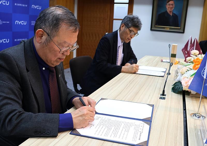 長榮大學校長孫惠民與陽明交大副校長陳永富正式簽署合作,共育大南方科技人才。