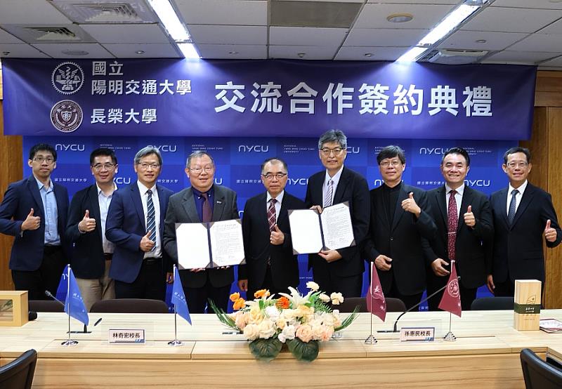 國立陽明交通大學與長榮大學簽署交流合作協議,出席貴賓包括:國立陽明交通大學士後電子與光子學士學位學程副主任梁興弛(左起)、台南分部副主任楊勝雄、副校長陳永富、校長林奇宏;長榮大學校長孫惠民、董事長陳信良、董事劉立仁、監察人王宗仁及研發長翁耀臨,共同見證簽約典禮。