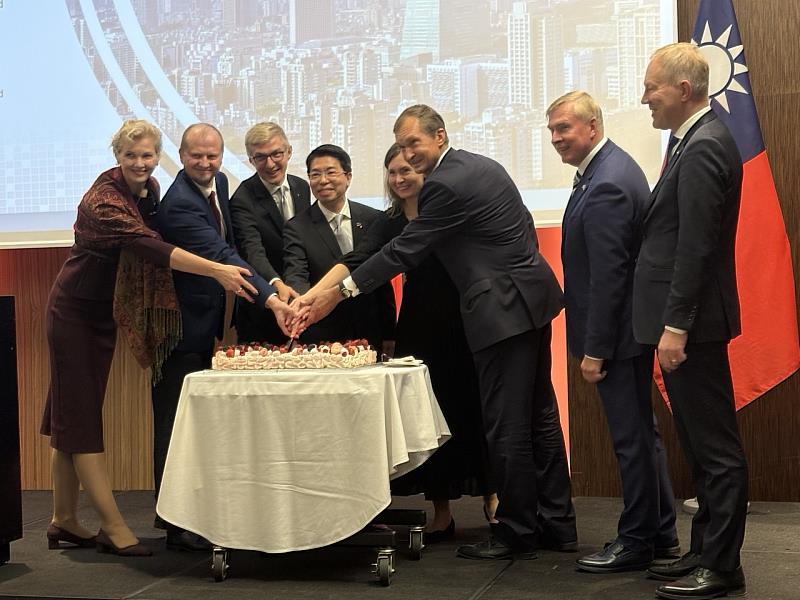 陳大使與V主席等國會議員共切國旗蛋糕