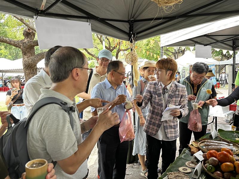 「2026中臺灣里山生活市集」各單位代表一起到友善攤位認識中臺灣的友善農友、社區部落,支持友善經營的產品。