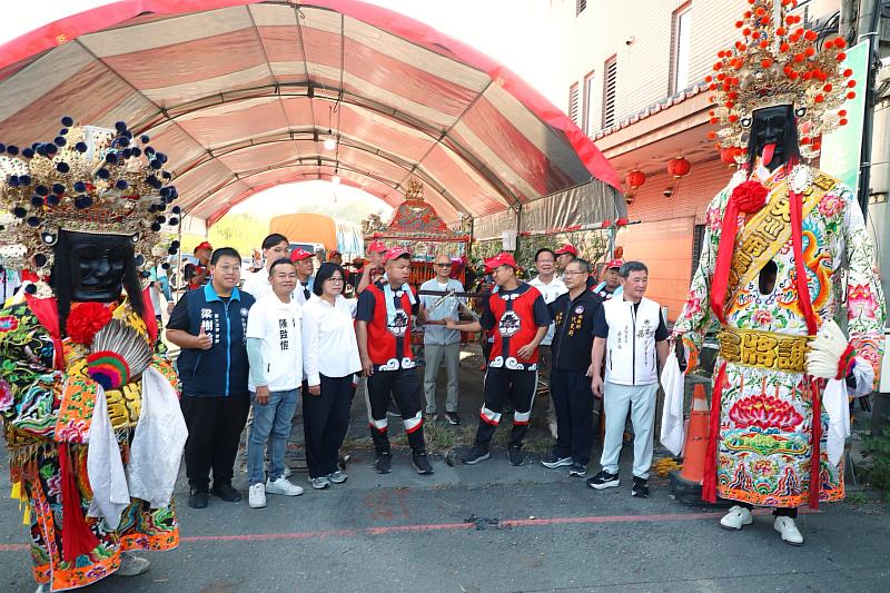 陳永豐副市長扶轎恭送神尊起駕