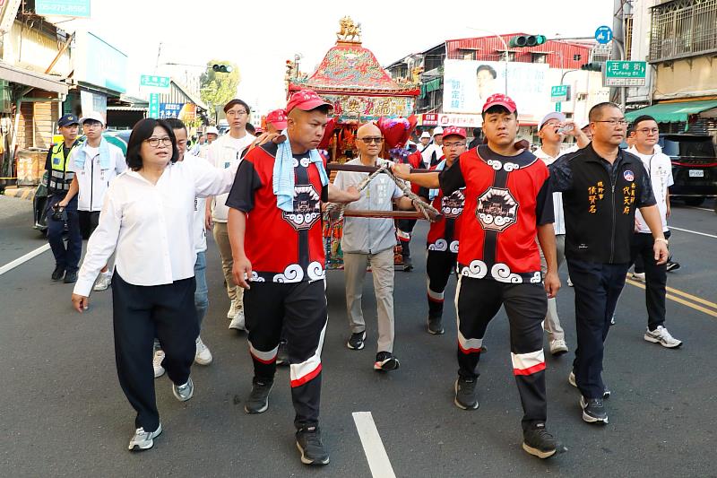 陳永豐副市長扶轎恭送神尊起駕