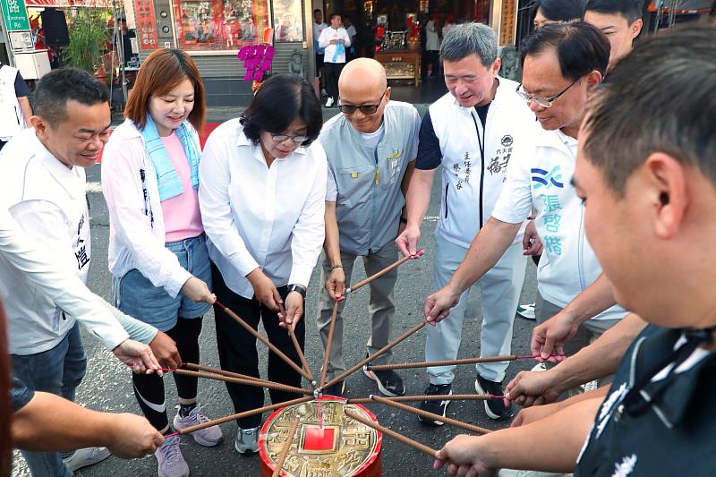 陳永豐副市長點燃起馬炮