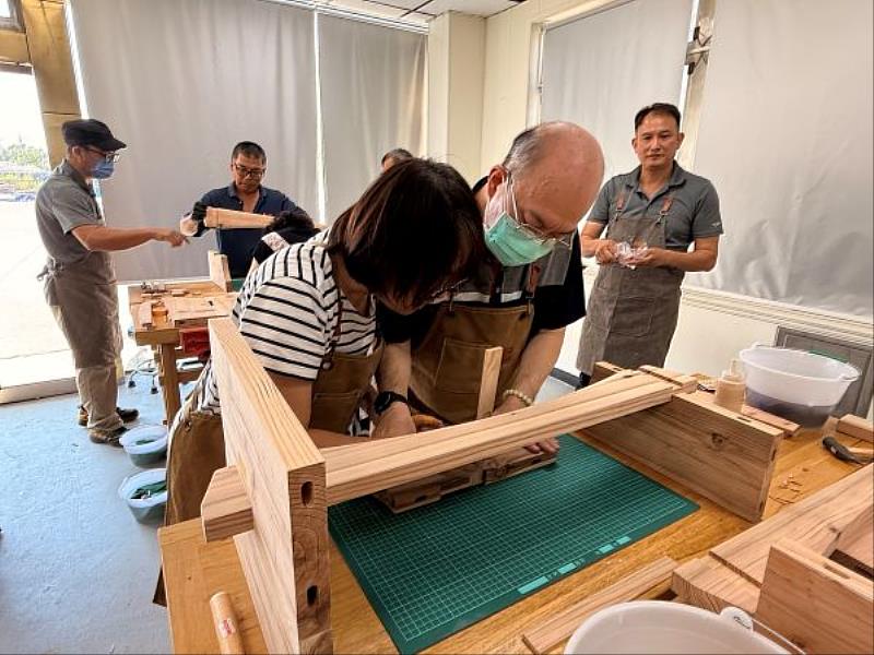 學員進行板材打磨製作。