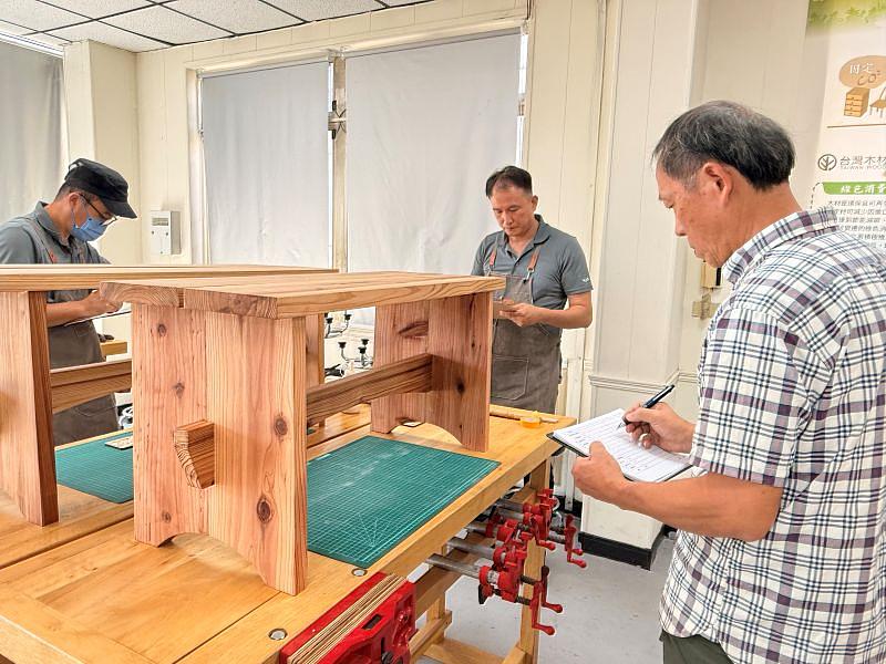 評審團進行各組作品評分。