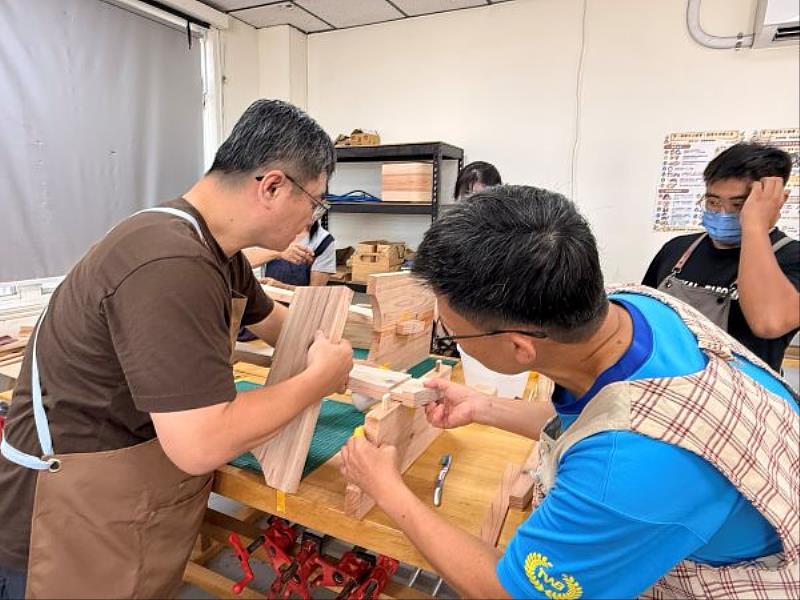學員合力進行國產材凳底座拼接。