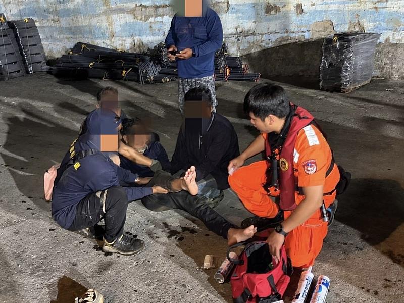 協助傷患清洗傷口