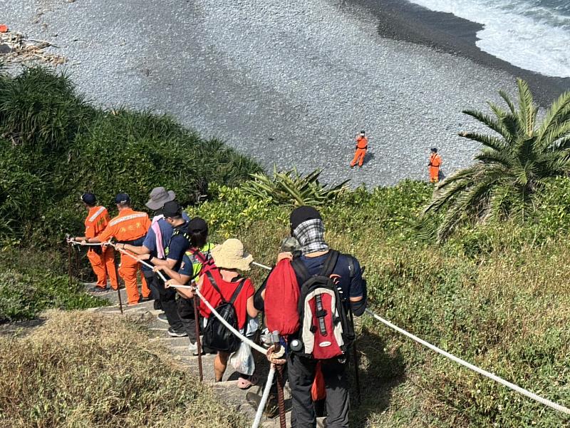 協助患者下山