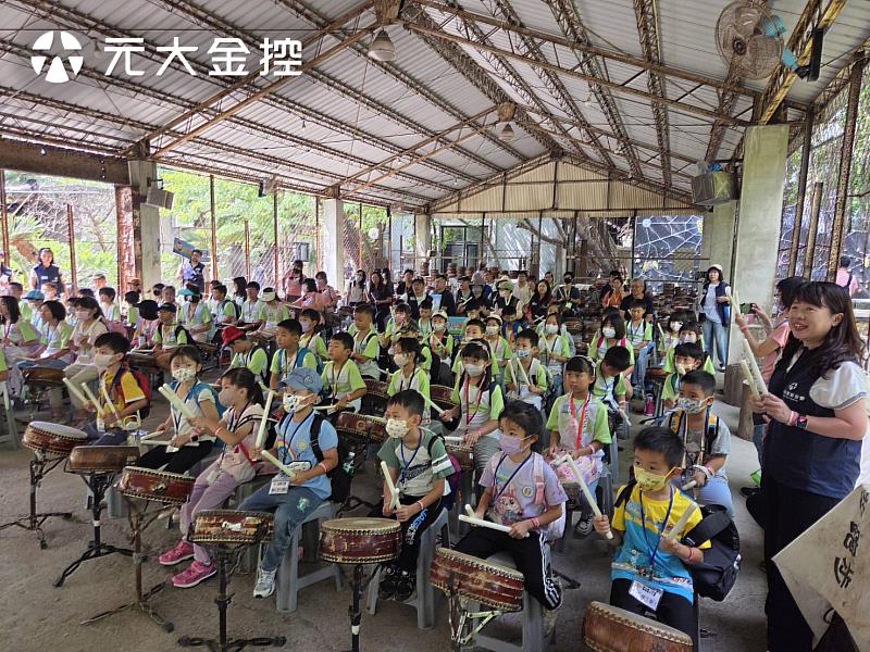 元大幸福日安排「擊鼓體驗」,讓孩子感受音樂律動與團隊合作的樂趣。