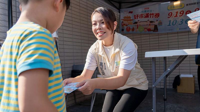 新竹市「好市滿竹」加倍券第三波發放,市長高虹安前往親自發券,與民眾熱情互動。