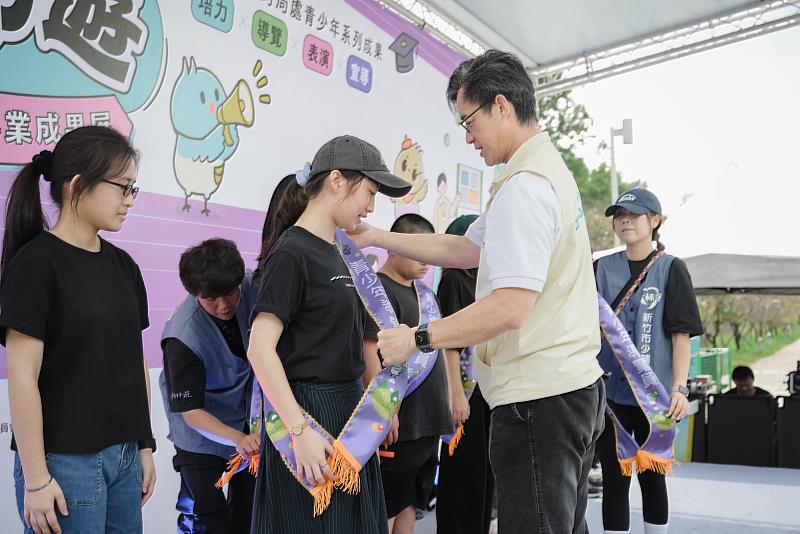 副市長致贈青少年導覽員背帶