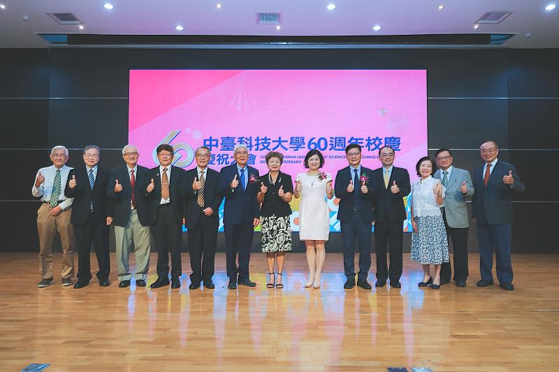 教育部張廖萬堅次長(右5)、技職司柯今尉司長(右4)及楊玉惠前司長(右3)、中臺科大汪幹雄董事長(左6)、陳錦杏校長(右6)與歷任校長及貴賓們合影