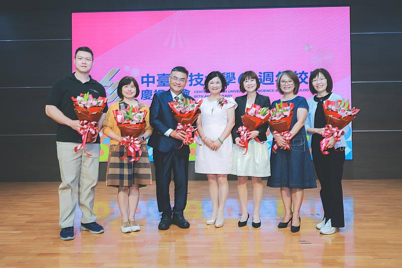 中臺科大115年度傑出校友與陳錦杏校長合影
