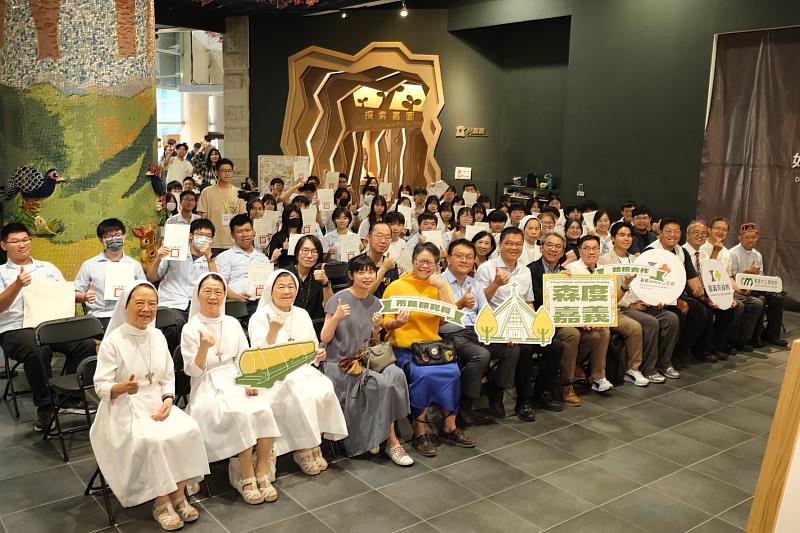 由嘉義高中與天主教輔仁中學共同策劃,呈現與一般高中截然不同的策展樣貌