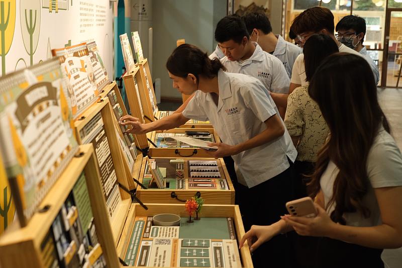 跨校聯合微型特展「森度嘉義」,由嘉義高中與天主教輔仁中學共 118 位高中生、6 位老師共同策劃完成