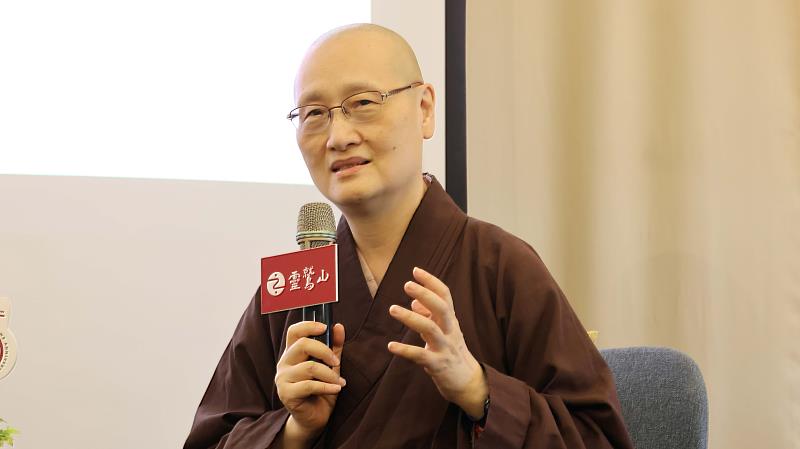 世界宗教博物館發展基金會執行長在「2026靈性生態國際論壇」前導記者會上，從日常消費談起，分享靈性覺醒如何運用在生活中。（圖由靈鷲山佛教教團提供）