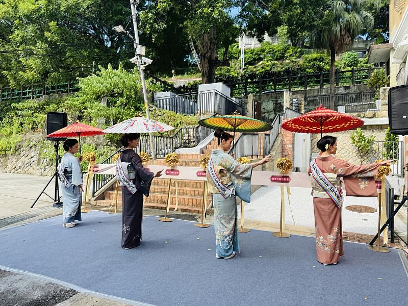 日本石川和服文化大使特別前來祝賀「淡水日商中野宅」開幕,並以金澤和傘的展演感謝臺灣捐款的善心。