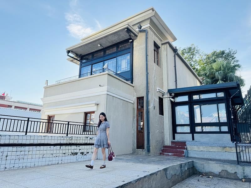 新北市定古蹟「淡水日商中野宅」二戰後增建的私人游泳池「澹寧園」,曾經開放付費使用,依稀可見深水區的泳道標示。