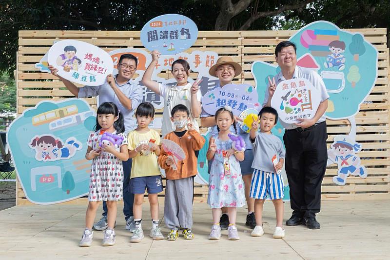 市長高虹安與答對的小朋友共同合影。