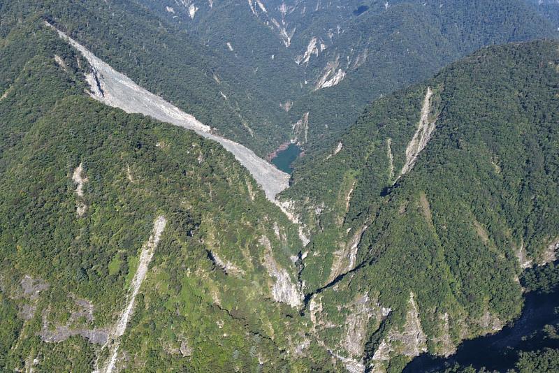 115年10月4日上午08:00-08:30，萬里溪堰塞湖空拍。