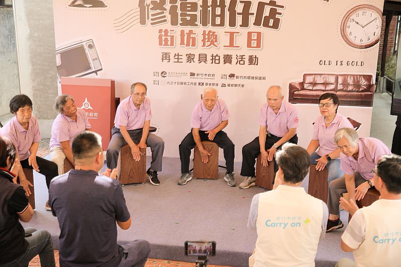 海山社區永續木箱鼓表演進行開場。