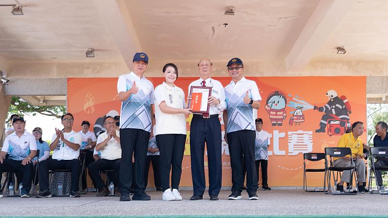 市長高虹安表揚服務滿50年的香山分隊顧問團長吳春池。