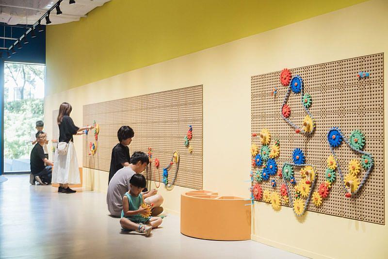 展覽以「從建構到創造」為核心,透過可觀察、操作與親身參與的藝術作品,結合閱讀與創作體驗,鼓勵親子一起動手體驗創作。(新北市美術館提供,攝影:透島影業)