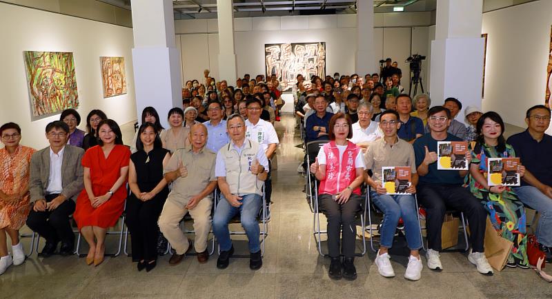 「動念如一：營氣動、致虛無－吳炫三、吳奇娜父女雙個展」開幕式大合照。
