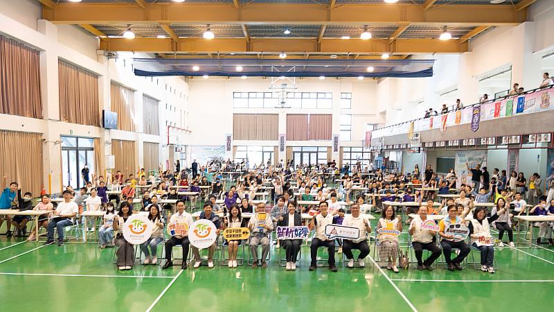 與會長官貴賓和參賽選手們合影。