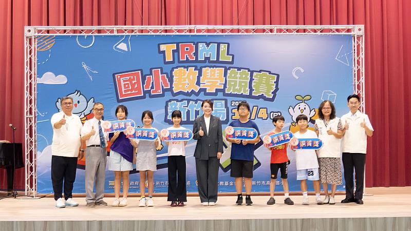 市長高虹安頒發銅質獎予獲獎學生。