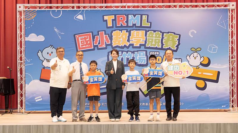 市長高虹安頒發金質獎予獲獎學生。