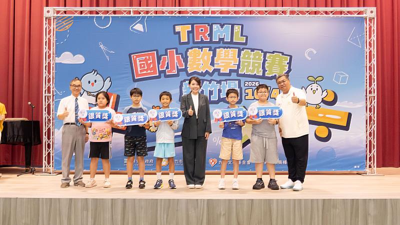 市長高虹安頒發銀質獎予獲獎學生。