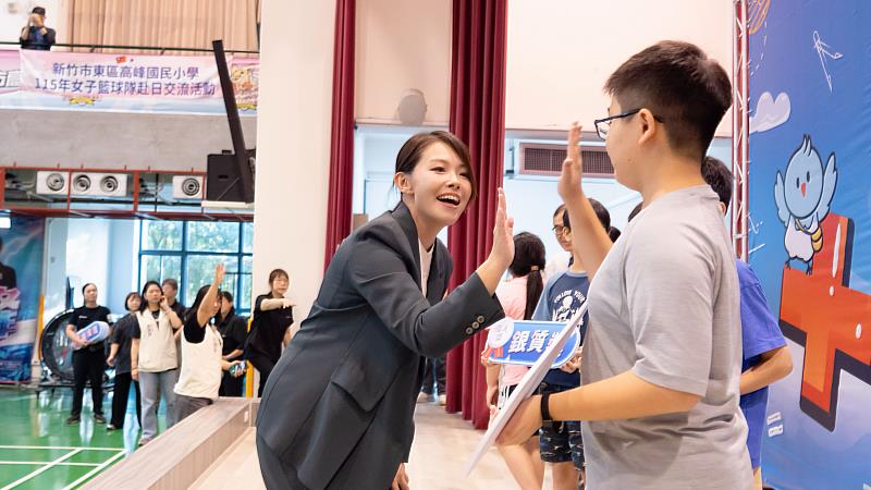 市長高虹安與學子擊掌,給予鼓勵。