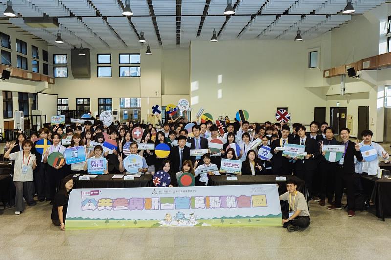 115年新竹市公共參與研習營模擬聯合國,副市長林琨瀚與各國代表合影。