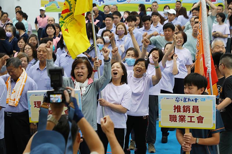 嘉市勞工運動會500勞工同場較勁！黃敏惠市長感謝百工百業拚出3071億營利事業銷售額。