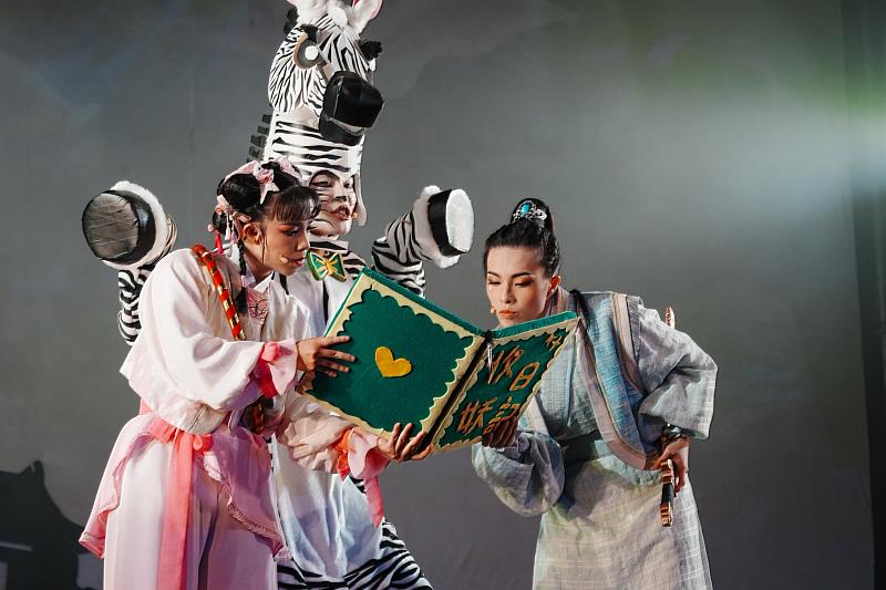 「唐美雲歌仔戲團」帶來兒童劇碼《收妖日記 愛嚇人的黑嚕嚕》。