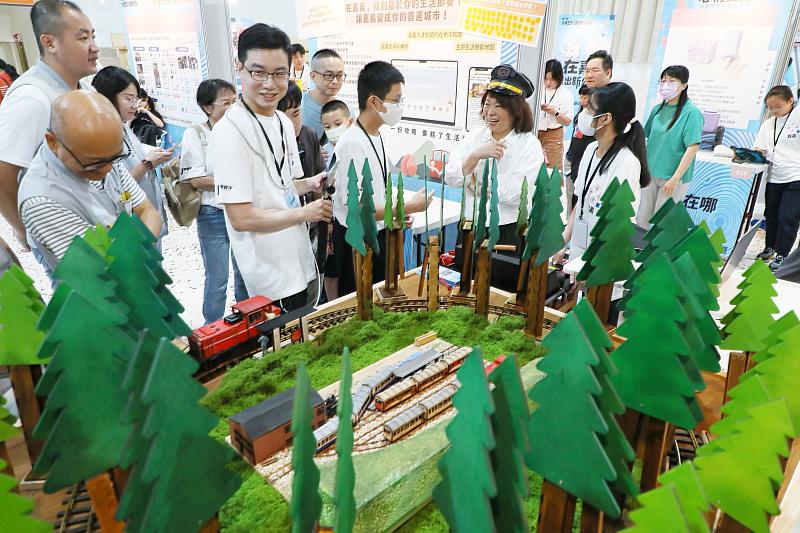 黃敏惠市長逐一參訪每一參與隊伍的作品。