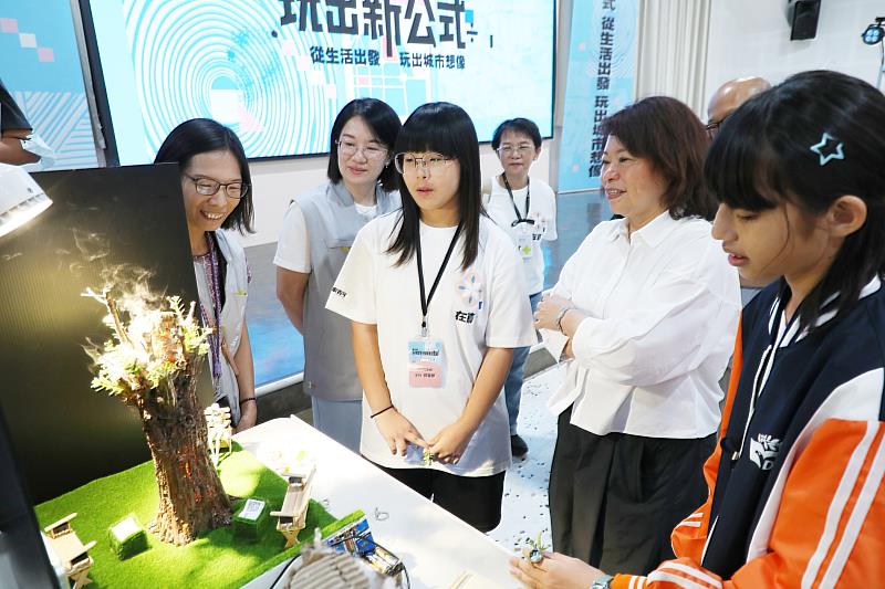 黃敏惠市長逐一參訪每一參與隊伍的作品。